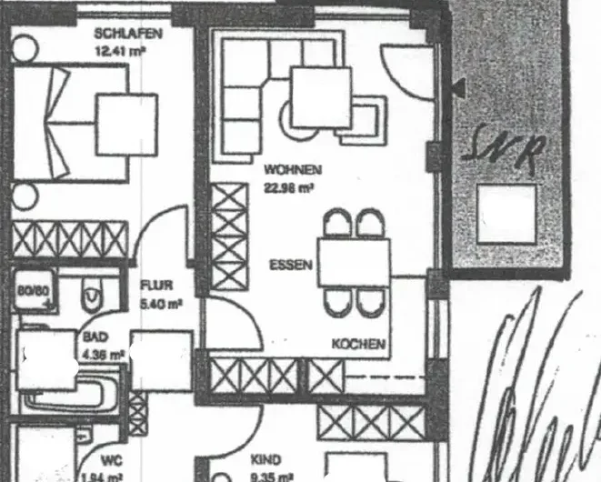 Floor plan of an apartment showing a living area (Wohnen), dining area (Essen), kitchen (Kochen), two bedrooms (Schlafen, Kind), bathroom (Bad), toilet (WC), hallway (Flur), and a terrace (Terrasse).